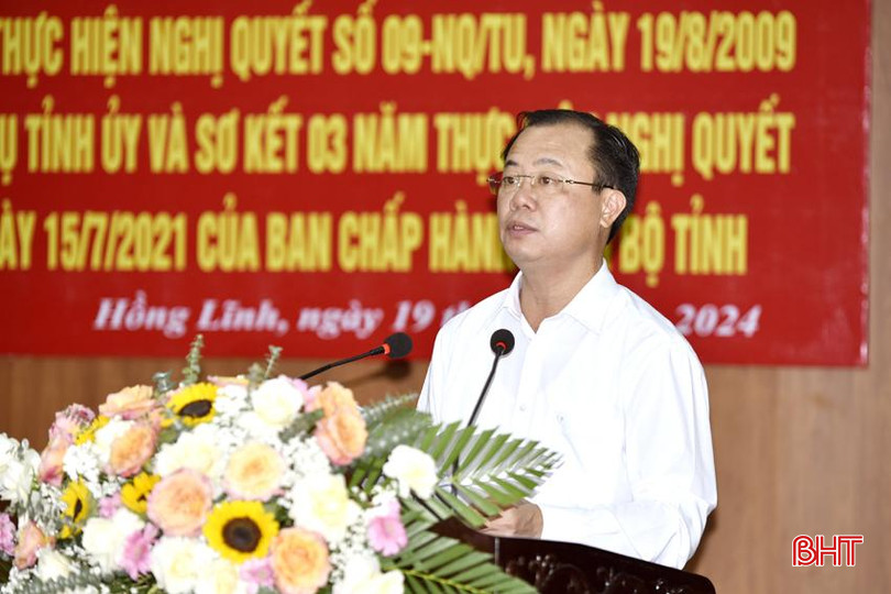 Phó Bí thư Thường trực Thị uỷ Hồng Lĩnh Nguyễn Thăng Long báo cáo kết quả 15 năm thực hiện Nghị quyết số 09. DT_DSC1639.jpg
