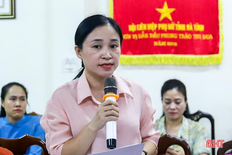Phó Chủ tịch Hội LHPN tỉnh Trương Thị Lượng báo cáo kết quả thực hiện hoạt động ủy thác và hỗ trợ nâng cao quyền năng kinh tế cho phụ nữ trên địa bàn tỉnh. IMG_8882.JPG