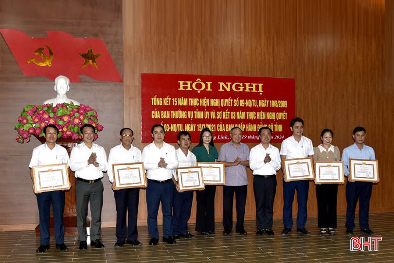 Trưởng ban Tổ chức Tỉnh uỷ Võ Hồng Hải, lãnh đạo TX Hồng Lĩnh tặng giấy khen cho các tập thể và cá nhân. DT_DSC1669.jpg