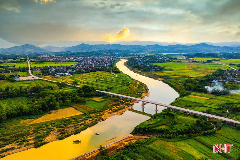 Dòng sông Ngàn Phố chảy hiền hoà giữa đồng ruộng, núi non. Ảnh Ánh Dương bqbht_br_ben-dong-song-ngan-pho-nhin-tu-flycam.jpg