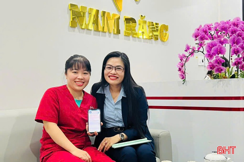 Viên chức Văn phòng (BHXH tỉnh) giải thích cho đại diện doanh nghiệp về mục đích của đợt khảo sát và gửi mã QR để doanh nghiệp thực hiện khảo sát trực tuyến theo mẫu. bqbht_br_22.jpg