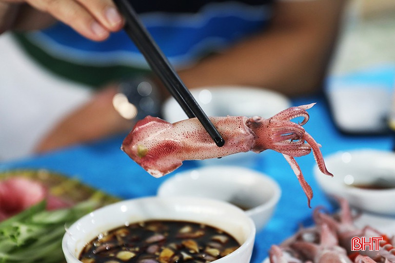 Mực nhảy là món ăn được coi là “địa chí” mới của Hà Tĩnh. bqbht_br_146d6152031t53551l0.jpg