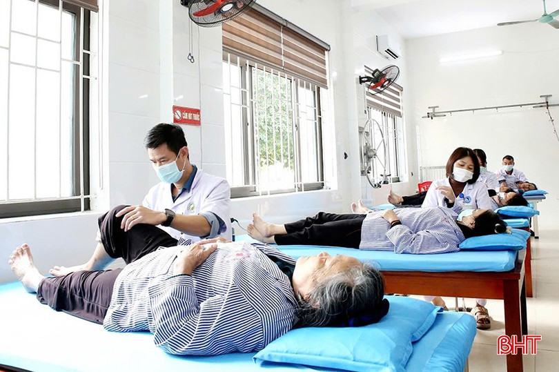 Cùng với sự đầu tư nâng cấp hệ thống máy móc, thiết bị y tế hiện đại, hoạt động nghiên cứu khoa học đã giúp bệnh viện kết hợp tốt y học hiện đại với y học dân tộc, thu hút ngày càng đông bệnh nhân. bqbht_br_g.jpg