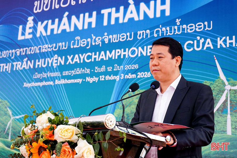 Ông Nguyễn Bá Sản - Phó Giám đốc Công ty CP Đầu tư và Phát triển Năng lượng Việt – Lào báo cáo quá trình thực hiện dự án và bàn giao công trình cho địa phương quản lý.