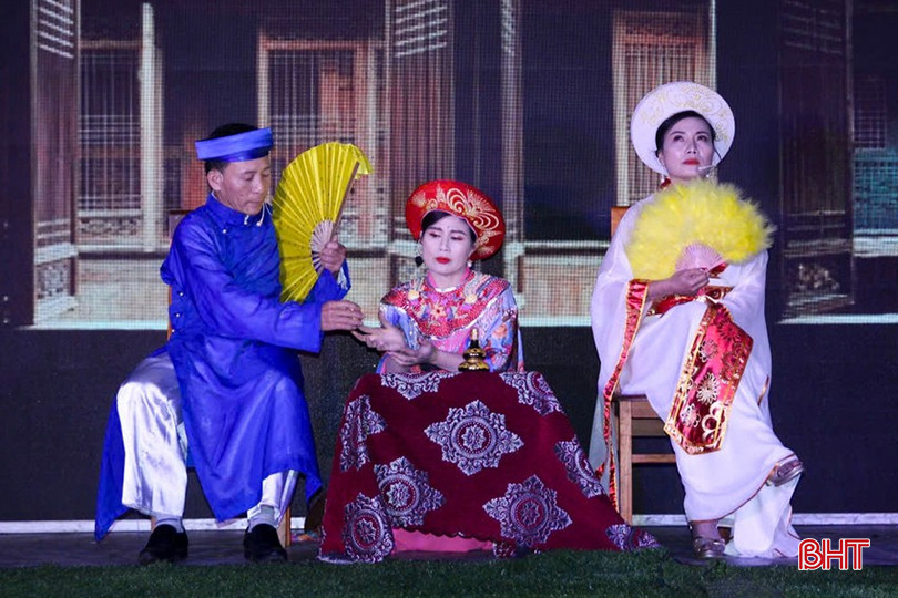 Một trích đoạn Kiều do các nghệ nhân CLB Trò Kiều Xuân Liên biểu diễn. bqbht_br_r.jpg