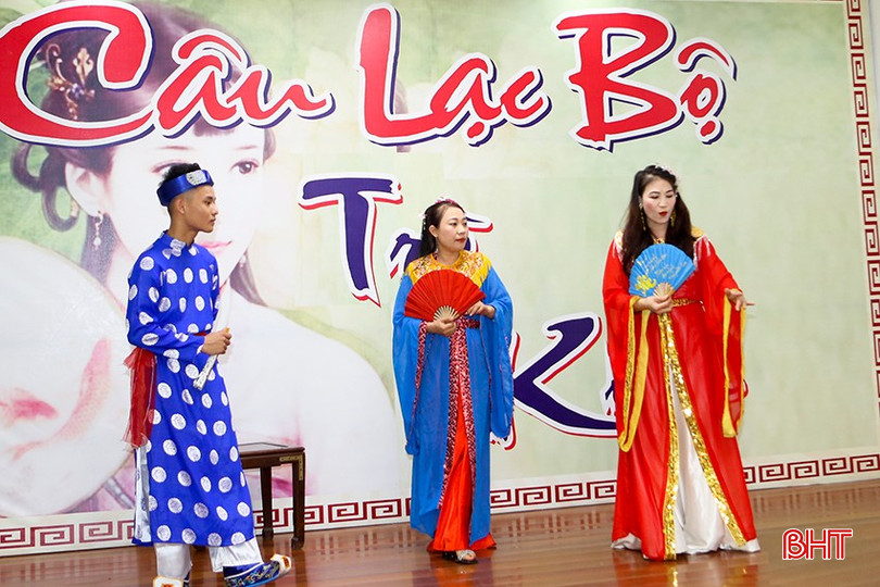 Những phân cảnh trong truyện Kiều được tái hiện trên sân khấu biểu diễn ở Khu di tích Nguyễn Du luôn hấp dẫn du khách. bqbht_br_222.jpg