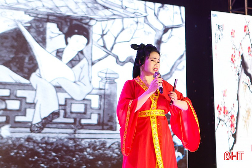 Nghệ nhân Thùy Diễm tham gia biểu diễn trích đoạn Kim Kiều gặp gỡ tại Tuần Văn hóa Nguyễn Du năm 2023 bqbht_br_m.jpg