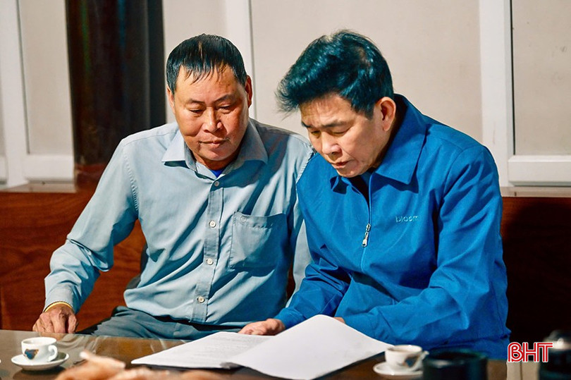 Các nghệ nhân Lê Hồng Biên và Mai Tùng bàn bạc về buổi biểu diễn tổng kết hoạt động CLB sắp tới. bqbht_br_l.jpg