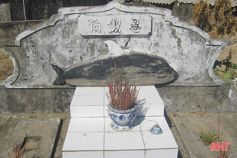 Mộ cá Ông ở miếu Ngư Ông, xã Cẩm Nhượng (Cẩm Xuyên) bqbht_br_mo-ca-ong-o-mieu-ngu-ong-xa-cam-nhuong.jpg