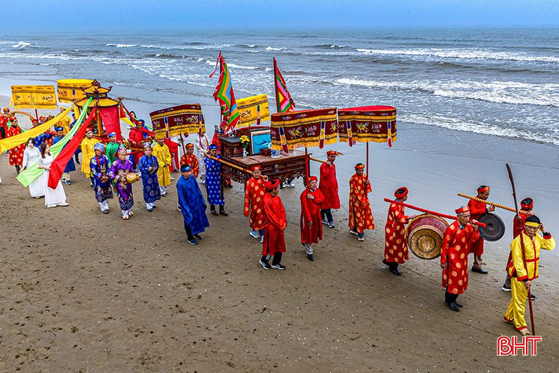Lễ rước Ngư Ông tại làng biển Hà Tĩnh. bqbht_br_7-le-ruoc-ngu-ong-ngoai-bien.jpg