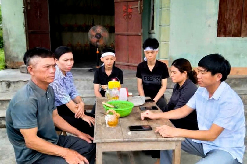 La Sra. Hong (segunda desde la derecha) y funcionarios de la aldea fueron a la casa para persuadir a Nguyen Hong Vu y Nguyen Hong Vinh a participar en el seguro social voluntario. 1.jpg