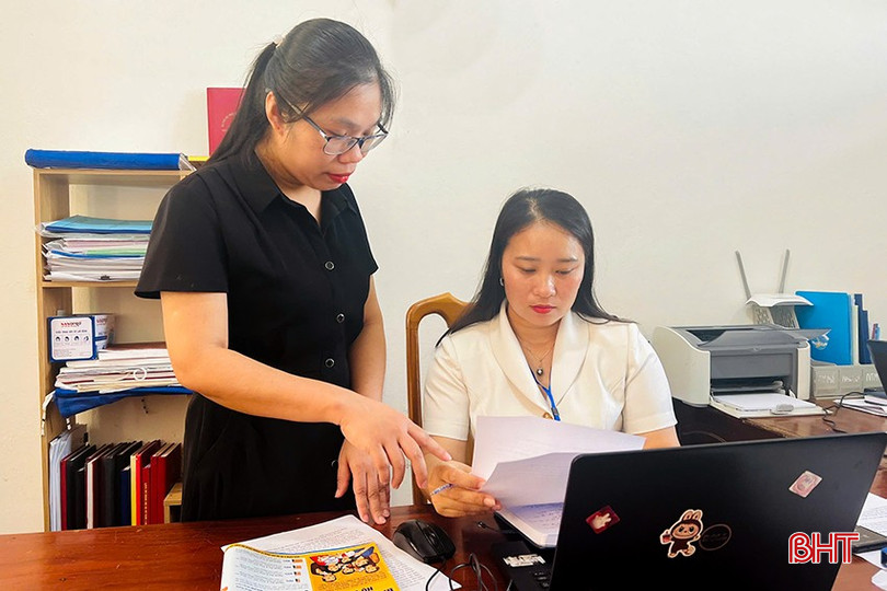 Viên chức BHXH huyện Kỳ Anh hướng dẫn cho nhân viên dịch vụ thu tuyên truyền về những thay đổi chính sách sau ngày 1/7/2025. bqbht_br_2.jpg