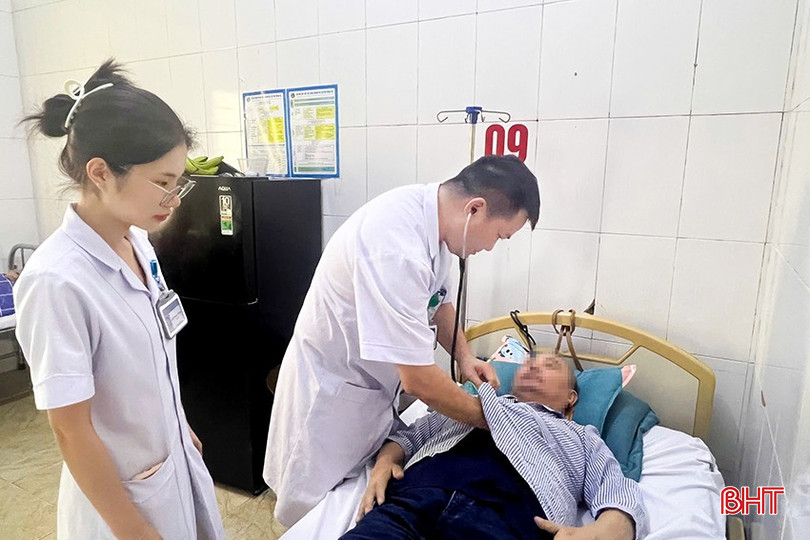 Bệnh đột quỵ đang có xu hướng trẻ hoá và dị dạng mạch máu não được xác định là một trong những nguyên nhân hàng đầu gây đột quỵ ở người trẻ tuổi. Trong ảnh: Bác sỹ Nguyễn Xuân Thái - Trưởng khoa Cấp cứu - Chống độc (BVĐK tỉnh Hà Tĩnh) thăm khám cho một bệnh nhân đột quỵ đang điều trị tại khoa. bqbht_br_6522.jpg