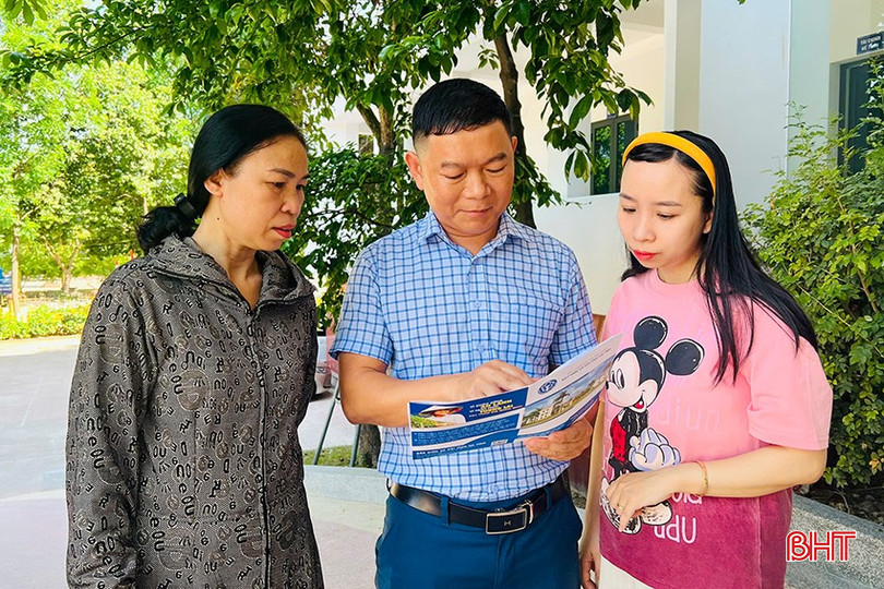 Anh Điện Xuân Mỹ chia sẻ với mẹ con chị Nguyễn Thị Mỹ Hạnh ở TDP 3, phường Nam Hà về những chính sách mới kể từ 1/7/2025. bqbht_br_3.jpg