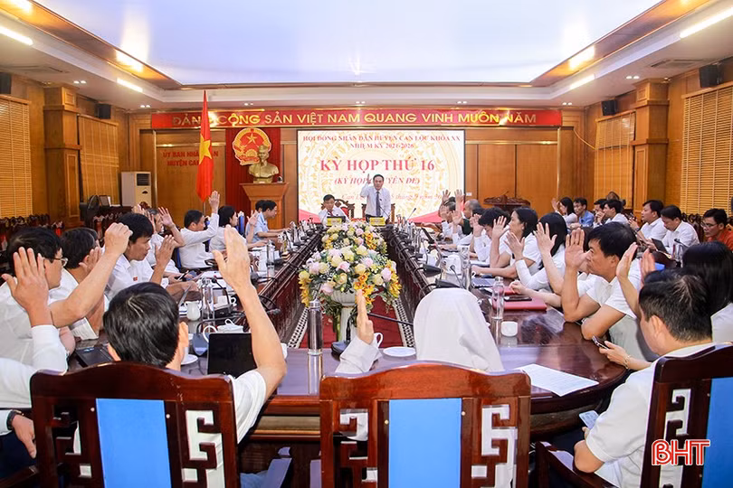 Đại biểu HĐND huyện Can Lộc biểu quyết thông qua các nghị quyết, trong đó có nghị quyết về việc tán thành chủ trương nhập toàn bộ diện tích tự nhiên và quy mô dân số của xã Trung Lộc vào thị trấn Đồng Lộc.