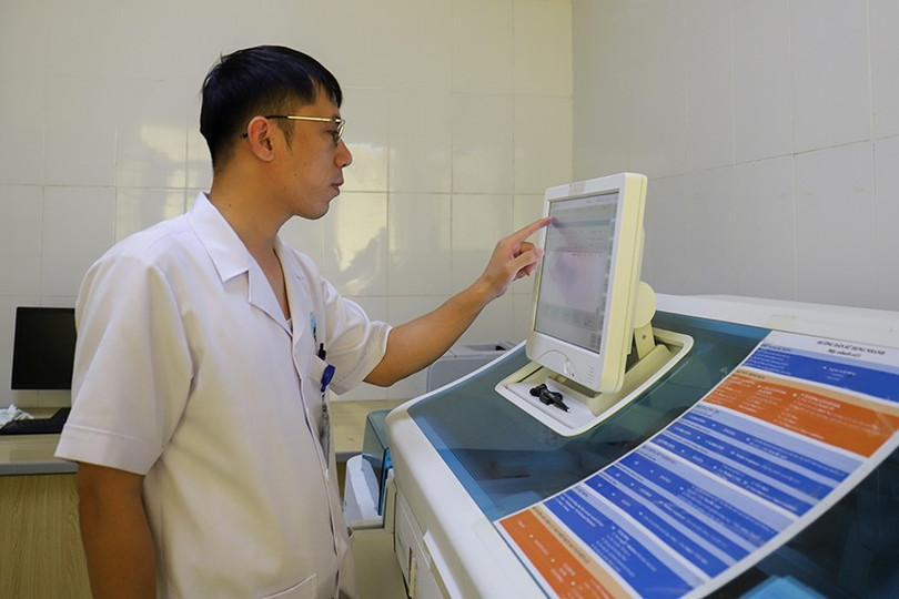 Thạc sỹ, bác sỹ Hoàng Quốc Anh – Phó Trưởng khoa phụ trách Khoa Huyết học – Truyền máu, BVĐK tỉnh thực hiện xét nghiệm sàng lọc máu. img-0074.jpg