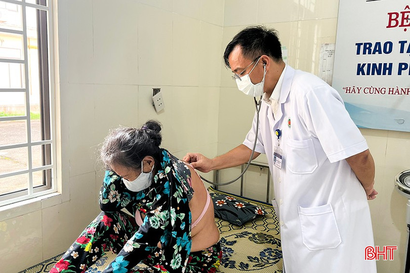 Mỗi ngày, có khá nhiều bệnh nhân đến Bệnh viện phổi Hà Tĩnh khám và điều trị các bệnh liên quan đến khói thuốc lá trong môi trường sống. bqbht_br_z7059718051157-69563c148ed95a9d77fcb590de4e9974.jpg