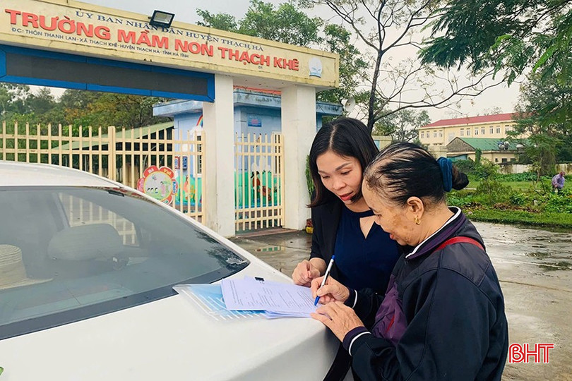 Tổ điều tra phòng Kế hoạch Tài chính thực hiện khảo sát lấy ý kiến của người hưởng chế độ hưu trí tại xã Thạch Khê, huyện Thạch Hà. bqbht_br_1.jpg