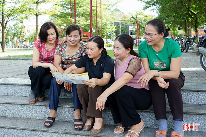 Đến từng ngõ, gõ từng nhà, tuyên truyền mọi lúc mọi nơi về chính sách BHYT là một trong những giải pháp giúp BHXH huyện Cẩm Xuyên hoàn thành tốt nhiệm vụ. DSC09647.JPG
