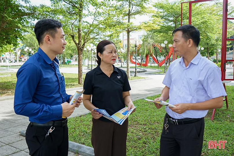 Chị Nguyễn Thị Ái Nhân - Chủ tịch Hội LHPN thị trấn Cẩm Xuyên luôn an tâm vì có sự đồng hành của cán bộ BHXH tỉnh và huyện. DSC09675.JPG
