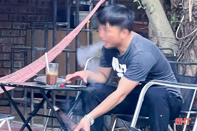 Tại nhiều quán cà phê, mỗi buổi sáng không gian đều đặc quánh khói thuốc. bqbht_br_z6977650774317-71a966aaa8e64f88112ab205939ff585.jpg