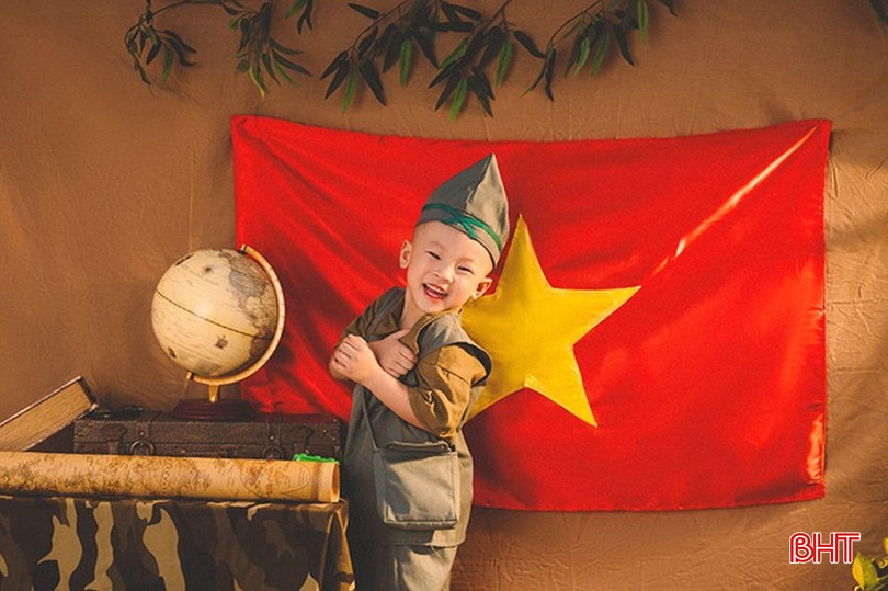 Cờ đỏ sao vàng rực đỏ trong niềm hân hoan đón chờ Quốc khánh. Ảnh Tiệm Nhà cỏ bqbht_br_image.jpg