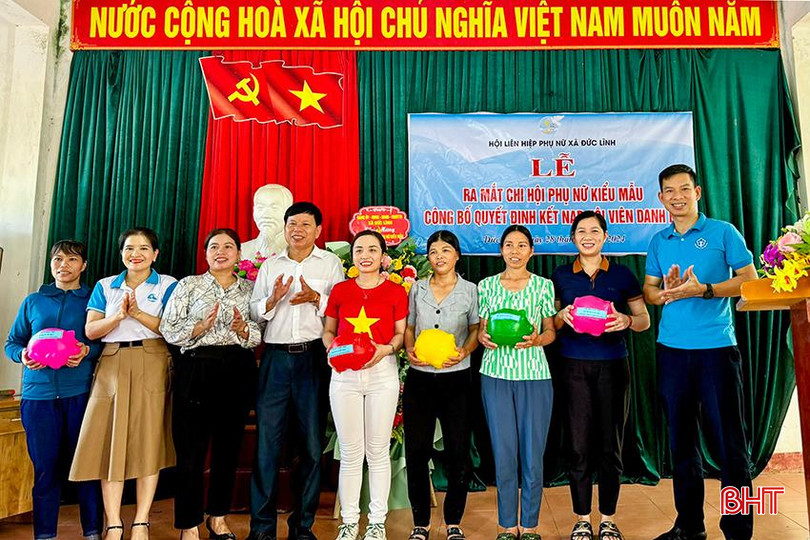 Đại diện Lãnh đạo BHXH và Hội LHPN huyện; UBND, Hội LHPN xã Đức Lĩnh tặng Lợn tiết kiệm đóng BHXH tự nguyện cho các hội viên phụ nữ tại thôn Thanh Bình (tháng 6/2024). 33.jpg
