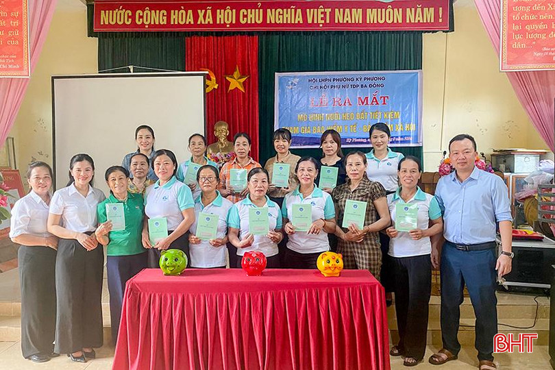 Các hội viên phụ nữ TDP Ba Đồng (phường Kỳ Phương) trong niềm vui ra mắt mô hình “Nuôi heo đất tiết kiệm tham gia BHXH, BHYT”. 22.jpg