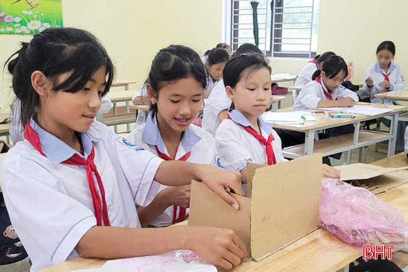 Hoàn cảnh kinh tế còn khó khăn nên nhiều em học sinh ở Hương Lâm (Hương Khê) chưa tham gia BHYT. bqbht_br_z6529432785370-9ccdb25b8b71e5a764178024261b504d.jpg