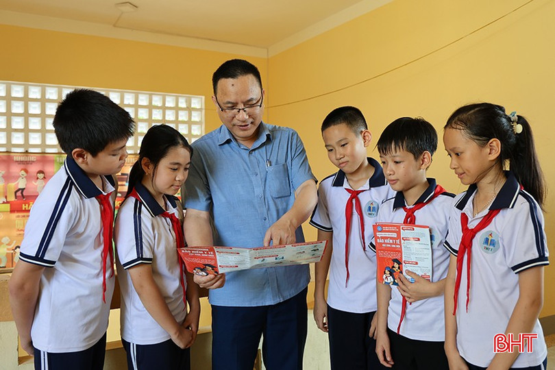 Cán bộ BHXH huyện Đức thọ tuyên truyền về chính sách BHYT cho học sinh Trường Tiểu học thị trấn Đức Thọ. bqbht_br_img-9702.jpg