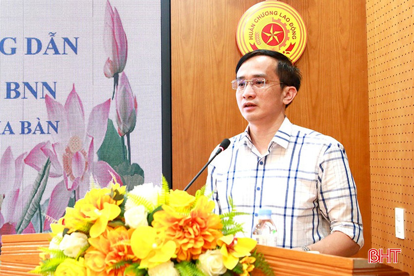 Ông Bùi Hồng Nhật – Trưởng phòng Quản lý thu – sổ, thẻ (BHXH Hà Tĩnh) quán triệt một số quy định của pháp luật về việc thực hiện nghĩa vụ BHXH cho người lao động cho doanh nghiệp ở TP Hà Tĩnh, tháng 5/2024. bqbht_br_33.jpg