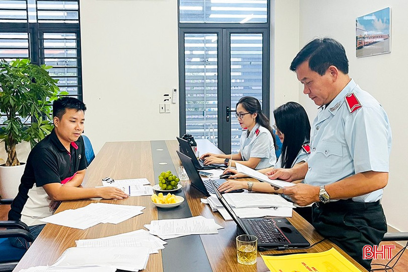 Trưởng đoàn công bố quyết định thanh tra tại Công ty CP Tiếp vận SME. bqbht_br_122.jpg
