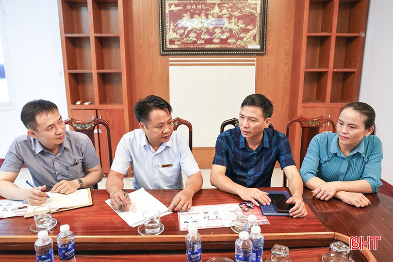 Trước thềm năm học mới, thầy Võ Tá Tình - Phó Hiệu trưởng Trường THPT Cẩm Xuyên (thứ 2 từ trái sang) làm việc với đại diện BHXH cơ sở Cẩm Xuyên về một số vướng mắc khi triển khai BHYT học sinh. Trước thềm năm học mới, thầy Võ Tá Tình - Phó Hiệu trưởng Trường THPT Cẩm Xuyên (thứ 2 từ trái sang) làm việc với đại diện BHXH cơ sở Cẩm Xuyên về một số vướng mắc khi triển khai BHYT học sinh.