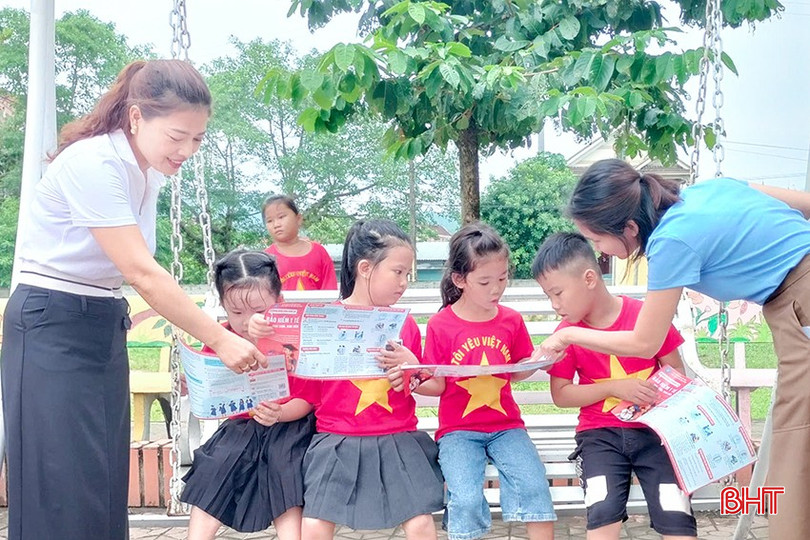 Các em học sinh tiểu học ở xã Sơn Tây được các chuyên viên BHXH và cô giáo tuyên truyền về ý nghĩa chia sẻ với những người không may mắc bệnh khi tham gia BHYT. bqbht_br_z6925264068489-e5958ed7ef62124d83759f8fd92acba1.jpg