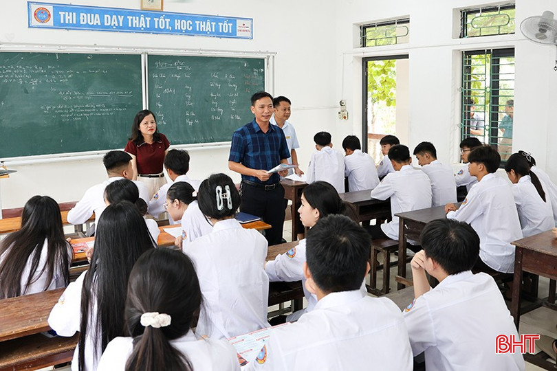 Ông Lâm Quốc Sơn - Phó Giám đốc BHXH cơ sở Cẩm Xuyên tuyên truyền về chính sách BHYT cho học sinh khối 10 - Trường THPT Cẩm Xuyên trước khi năm học mới bắt đầu. bqbht_br_img-2717.jpg