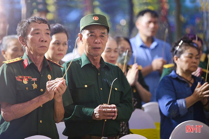 Thân nhân các liệt sỹ tại lễ tri ân đêm 16/7 vừa qua tại Khu lưu niệm cầu Nhe. Ảnh Phạm Trường bqbht_br_z6838152626557-615af59767cc9fc8105b14788dbff953.jpg