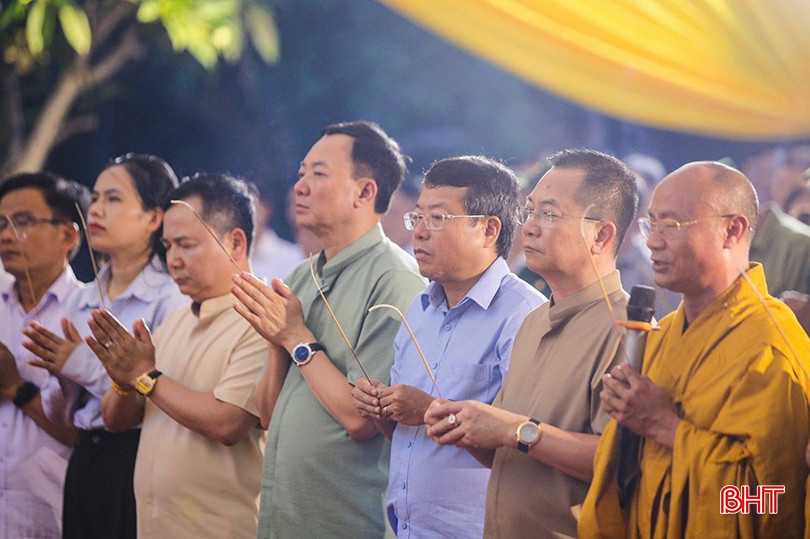 Phó Chủ tịch UBND tỉnh Hà Tĩnh Dương Tất Thắng, lãnh đạo Công ty TNHH Xăng dầu Giang Nam và một số đơn vị dâng hương tưởng nhớ 53 liệt sỹ hy sinh tại cầu Nhe. Ảnh Phạm Trường bqbht_br_z6838152625249-95a6da2dd3995152d2496853616249c6.jpg