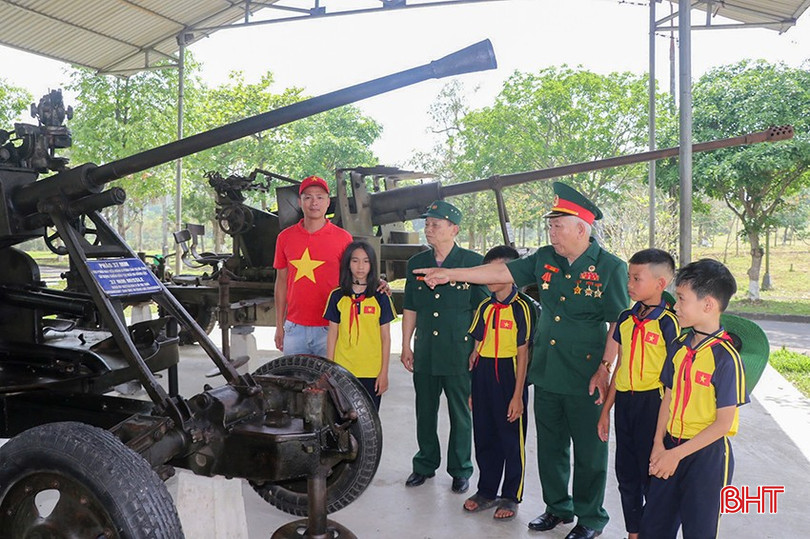 Các hiện vật được trưng bày tại khu di tích luôn thu hút sự quan tâm của giới trẻ. Trong ảnh: Các cựu chiến binh Tiểu đoàn 8 pháo cao xạ kể với các em nhỏ về những thành tích của chiếc pháo tiểu đội vận hành trong kháng chiến chống Mỹ. bqbht_br_cf281e4d604fd2118b5e.jpg