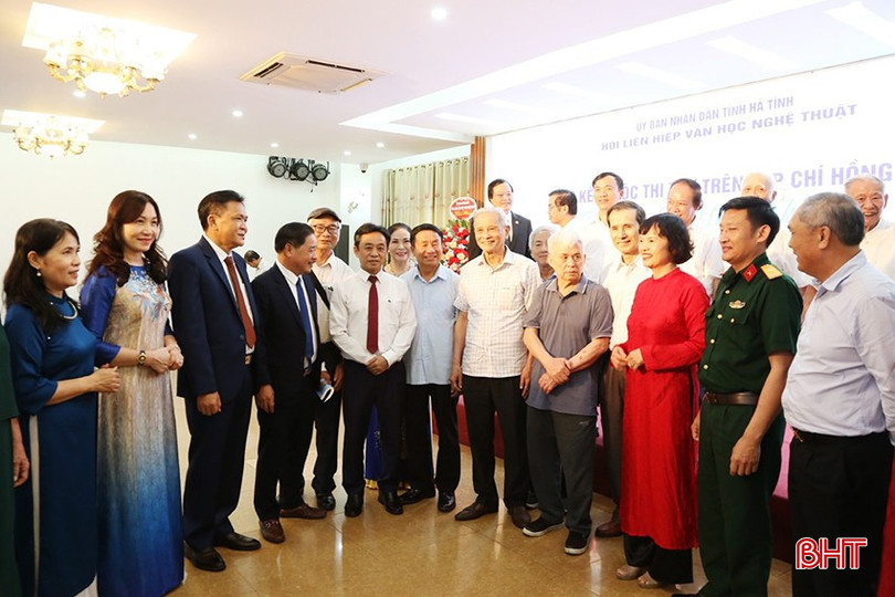 Lãnh đạo tỉnh trao đổi với các văn nghệ sỹ bên lề buổi gặp mặt kỷ niệm 50 năm nền văn học nghệ thuật Hà Tĩnh sau ngày đất nước thống nhất (30/4/1975 – 30/4/2025). Lãnh đạo tỉnh trao đổi với các văn nghệ sỹ bên lề buổi gặp mặt kỷ niệm 50 năm nền văn học nghệ thuật Hà Tĩnh sau ngày đất nước thống nhất (30/4/1975 – 30/4/2025).