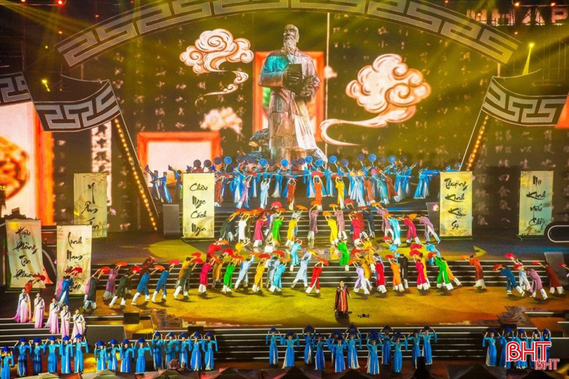 Văn hóa của quê hương đã trở thành nguồn cảm hứng trong văn học Hà Tĩnh 50 năm qua. Trong ảnh: Tiết mục mở màn chương trình nghệ thuật "Trăm năm ngàn năm Hải Thượng Lãn Ông" tại Lễ kỷ niệm 300 năm Ngày sinh Hải Thượng Lãn Ông Lê Hữu Trác do tỉnh Hà Tĩnh chủ trì tổ chức. Ảnh: Đậu Hà. bqbht_br_dsc-8159.jpg