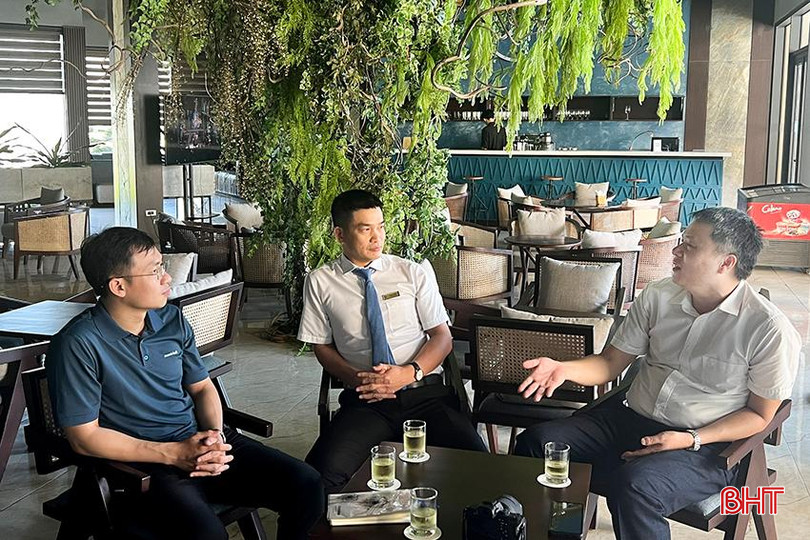Ông Võ Huy Tuấn – Giám đốc Giám đốc điều hành khách sạn Mường Thanh Luxury Xuân Thành (ở giữa) trao đổi với lãnh đạo BHXH huyện Nghi Xuân và viên chức BHXH tỉnh về các nội dung liên quan đến thực hiện các quyền lợi cho người lao động. 31.jpg