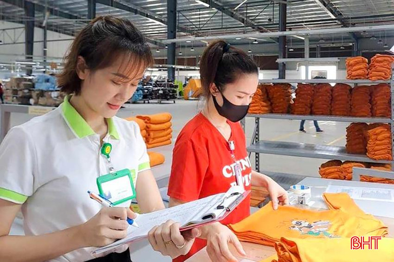 Sự đảm bảo các quyền lợi về BHXH là một trong những điều kiện để lao động lựa chọn gắn bó lâu dài với công việc. 44.jpg