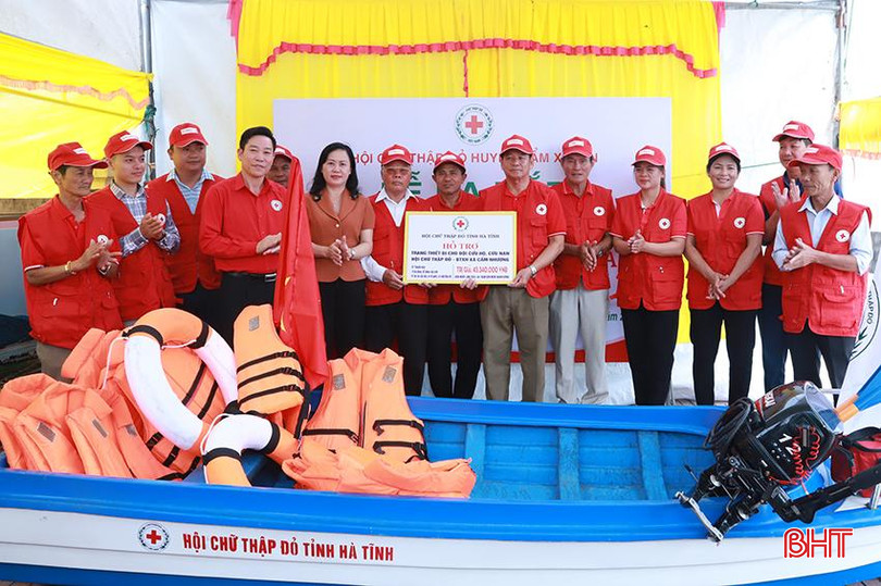 Trưởng ban Dân vận Tỉnh ủy Trương Thanh Huyền dự lễ ra mắt và trao thuyền cứu hộ cho Đội Cứu hộ, cứu nạn xã Cẩm Nhượng vào tháng 4/2023. Ảnh tư liệu. IMG_4957.JPG