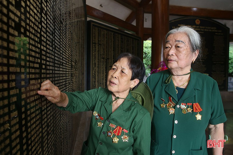 Tháng Tư trong nửa thiên niên kỷ qua đã trở thành mùa hội ngộ, mùa tri ân. Trong ảnh: Các cựu TNXP từng chiến đấu ở Ngã ba Đồng Lộc về thăm lại chiến trường xưa. bqbht_br_76d3095822t62629l0.jpg