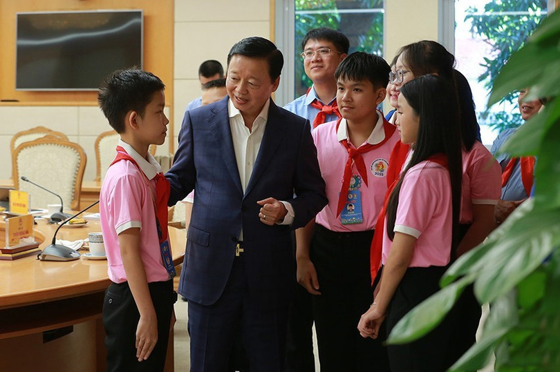 Phó Thủ tướng Chính phủ Trần Hồng Hà gặp gỡ, trò chuyện cùng các em thiếu nhi tiêu biểu của tỉnh Hà Tĩnh bên lề Đại hội Cháu ngoan Bác Hồ toàn quốc - Ảnh: VGP/Minh Khôi tnht-1-17472236977572013048413-556.jpg