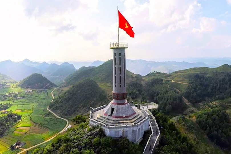 Lá cờ đỏ sao vàng tung bay ở địa đầu Lũng Cú, khẳng định từng tấc núi, dải sông của non sông gấm vóc. Ảnh Internet cot-co-lung-cu-su-thieng-lieng-tu-hao-cua-nguoi-ha-giang-vietmountain-travel2.jpg