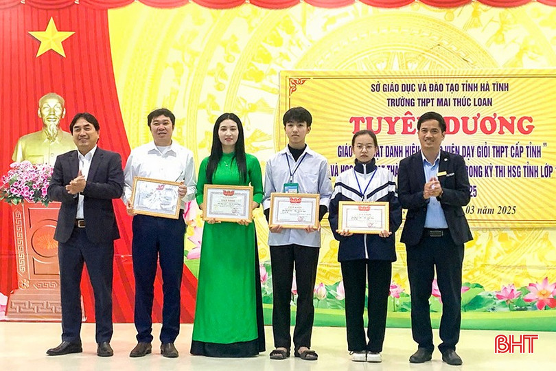 Cô Trần Thị Cảnh Thuần (áo dài xanh) và em Phạm Thị Quỳnh Trang (thứ hai từ phải qua) trong lễ tuyên dương của Trường THPT Mai Thúc Loan sau thành tích từ kỳ thi học sinh giỏi tỉnh năm học 2024 - 2025. Cô Trần Thị Cảnh Thuần (áo dài xanh) và em Phạm Thị Quỳnh Trang (thứ hai từ phải qua) trong lễ tuyên dương của Trường THPT Mai Thúc Loan sau thành tích từ kỳ thi học sinh giỏi tỉnh năm học 2024 - 2025.