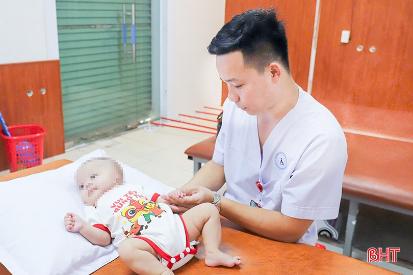 Niềm hạnh phúc lớn lao mỗi ngày của KTV Tạ Quang Huế là tình trạng vận động của các bệnh nhân có tiến triển tốt. bqbht_br_2.jpg