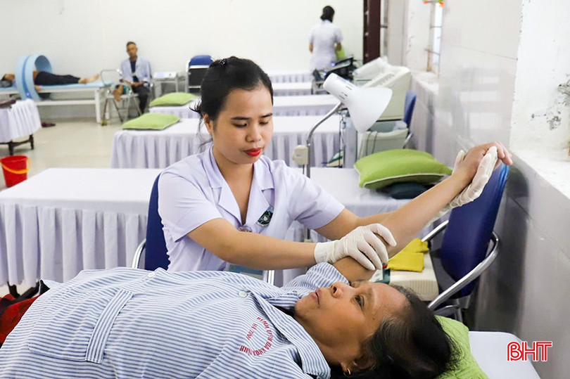 Với cử nhân PHCN Nguyễn Thị Long, tình thương và sự kiên nhẫn là 2 yếu tố không thể thiếu của nghề. bqbht_br_3.jpg