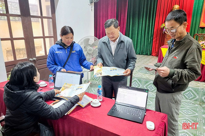 Để tuyên truyền, vận động người dân tham gia BHYT hiệu quả, các tổ chức dịch vụ thu đều phải thường xuyên cập nhật các chế độ, chính sách mới. Trong ảnh: Nhân viên tổ chức dịch vụ thu phường Trần Phú (TP Hà Tĩnh) tuyên truyền cho bà con ở tổ liên gia về chính sách BHYT. bqbht_br_7fd60e34b052030c5a43.jpg